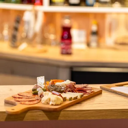 The Originals Boutique Restaurant Saint James, Hotel Montaigu-Vendee