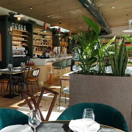 Restaurant Saint James, The Originals Boutique モンテギュ