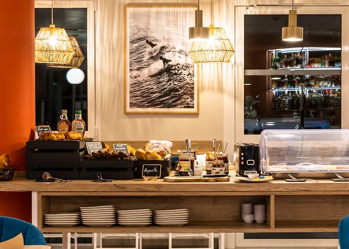 Отель Restaurant Saint James, The Originals Boutique 3*